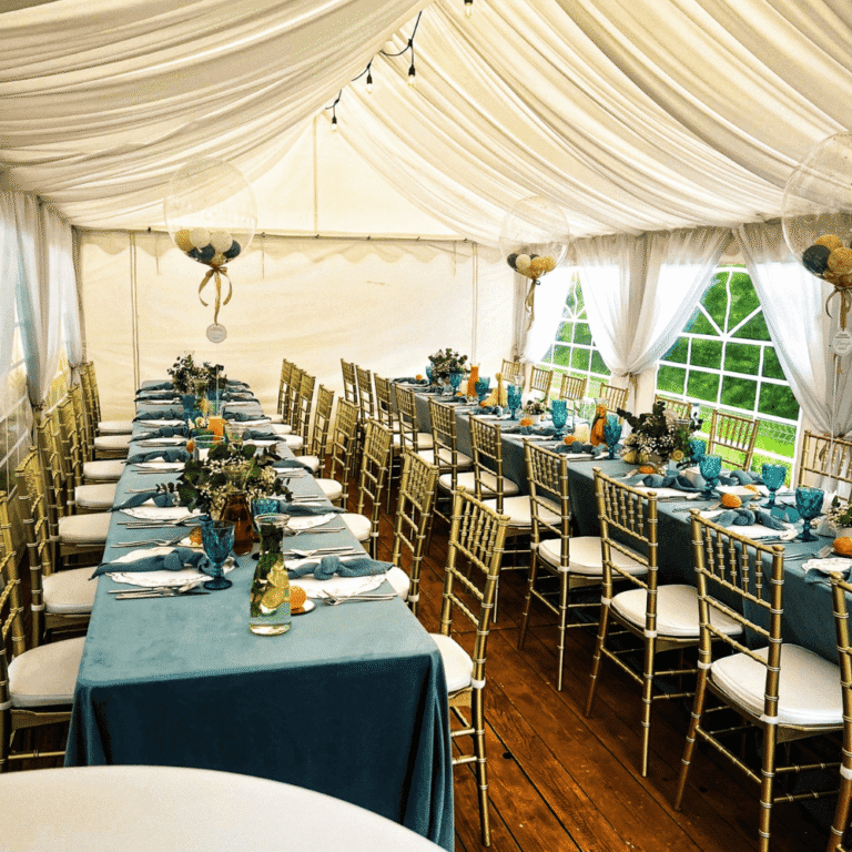 Elegancka aranżacja wnętrza namiotu na wesele – wynajem PARTIEZ